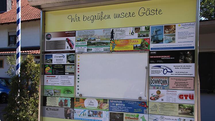 Großer Rahmen, aber Schaukasten noch nie genutzt: Die Pächter des "Brauhaus am See" wussten nicht, dass sie die Fläche nutzen können.