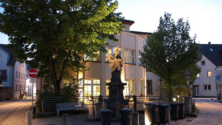 Der heilige Johannes Nepomuk steht vor dem Hammelburger Bürgerspital und scheint für die Covid-19-Patienten zu beten: Neun Mitarbeiter und 19 Bewohner wurden positiv getestet, sechs Bewohner sind verstorben. Das überschattete selbst die Haushaltsberatungen. Foto: Ralf Ruppert