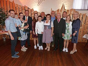 Unser Bild zeigt (von links nach rechts) Sohn Andreas mit Enkel Felix, Schwiegertochter Alina mit Sohn Tim, Landrat Klaus Peter Söllner, Enkelin Johanna, Enkel Philipp, Helmut Bergmann, Inge Ramming, Geburtstagskind Werner Ramming, Klaus Förster, ...