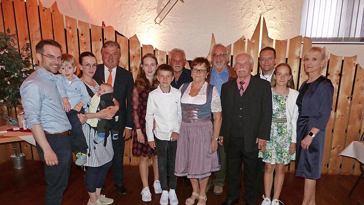Unser Bild zeigt (von links nach rechts) Sohn Andreas mit Enkel Felix, Schwiegertochter Alina mit Sohn Tim, Landrat Klaus Peter Söllner, Enkelin Johanna, Enkel Philipp, Helmut Bergmann, Inge Ramming, Geburtstagskind Werner Ramming, Klaus Förster, ...