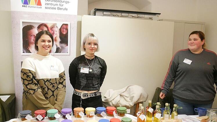 Selbstgemachtes verkauften die Schülerinnen des Münnerstädter Berufsbildungszentrums (BBZ). Foto: Heike Beudert