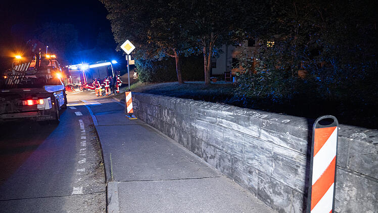 Unfall in Heiligenstadt-Neumühle: Auto schlittert an Mauer entlang und landet in Garten