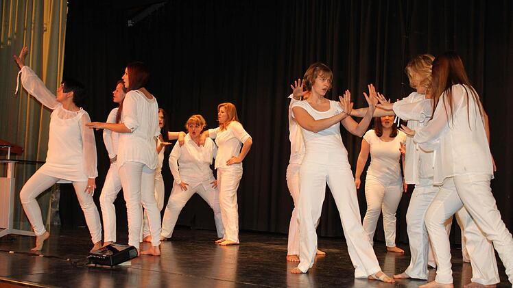 Die Rapid-Jazzdance-Companie brillierte mit Tanz- und Gesangseinlagen. Foto: Roland Mayer