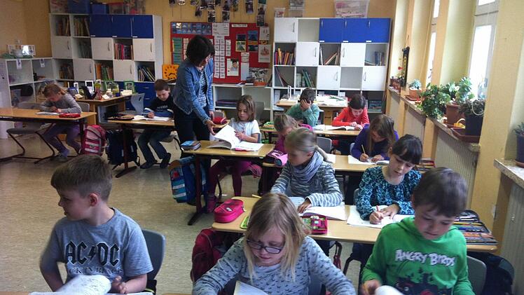 .... aber die Kinder können auch anders: Stilles Arbeiten im Heft ist genauso wichtig wie das spielerische Erarbeiten des Wissens. Foto: Christiane Lehmann