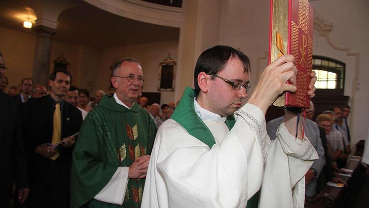 Einzug ins Gotteshaus: Dekan Roppelt eingerahmt von Kaplan Michael Wohland und Bürgermeister Roland Wolfrum.