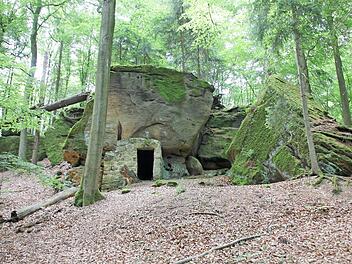 Der "Hohle Stein" nahe dem Eberner Stadtteil Reutersbrunn ist einem Kriminalroman zufolge nicht nur ein beliebtes Ausflugsziel für Wanderer.  Fotos: Ralf Kestel
