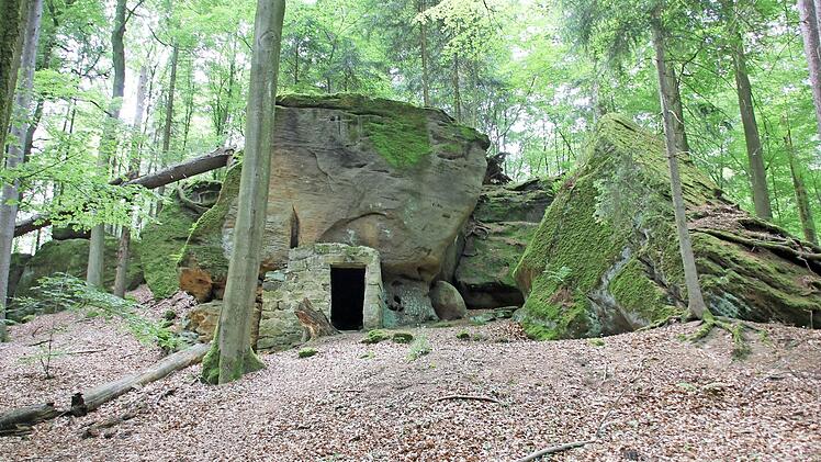 Der "Hohle Stein" nahe dem Eberner Stadtteil Reutersbrunn ist einem Kriminalroman zufolge nicht nur ein beliebtes Ausflugsziel für Wanderer.  Fotos: Ralf Kestel