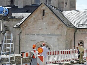 Strahler sind auf die Kapelle gerichtet, davor eine echte AbsperrungFoto: Ronald Rinklef
