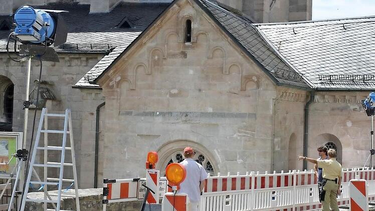 Strahler sind auf die Kapelle gerichtet, davor eine echte AbsperrungFoto: Ronald Rinklef
