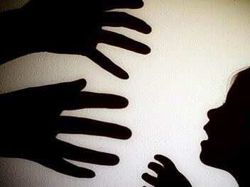 In Willmars soll ein 50 Jahre alter Mann sich an einem Kind vergangen haben. Symbolfoto: Patrick Peul, dpa