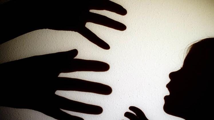 In Willmars soll ein 50 Jahre alter Mann sich an einem Kind vergangen haben. Symbolfoto: Patrick Peul, dpa