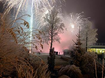 Zum Jahreswechsel 2016/2017 haben viele Kissinger den Blick auf das Feuerwerk genossen. Ein besonderes Lichterspektakel war von der Therme aus zu sehen. Glitzernde Sterne und leuchtende Fontänen lockten bei minus sieben Grad ins Freie. Foto: Peter Rauch