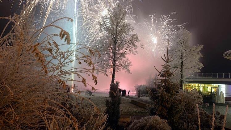 Zum Jahreswechsel 2016/2017 haben viele Kissinger den Blick auf das Feuerwerk genossen. Ein besonderes Lichterspektakel war von der Therme aus zu sehen. Glitzernde Sterne und leuchtende Fontänen lockten bei minus sieben Grad ins Freie. Foto: Peter Rauch