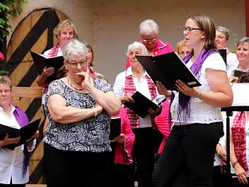 Nachdenklich verfolgte Christiane Brenner (l.) die Rede, die Ramona Kerschbaum zu ihren Ehren hielt. Foto: Johanna Blum