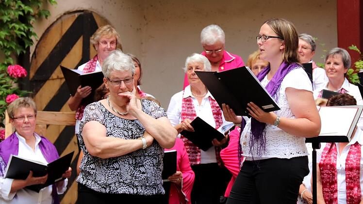 Nachdenklich verfolgte Christiane Brenner (l.) die Rede, die Ramona Kerschbaum zu ihren Ehren hielt. Foto: Johanna Blum