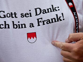"Gott sein Dank: Ich bin a Frank!" hat ein Besucher beim "Tag der Franken" in Schwabach auf seinem T-Shirt stehen. Foto: Daniel Karmann/dpa