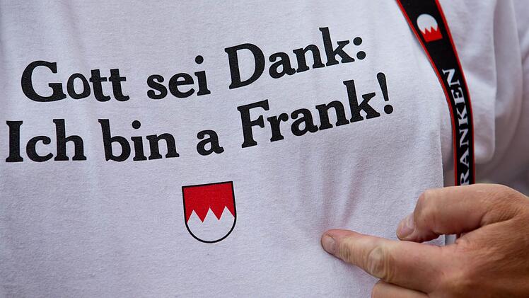 "Gott sein Dank: Ich bin a Frank!" hat ein Besucher beim "Tag der Franken" in Schwabach auf seinem T-Shirt stehen. Foto: Daniel Karmann/dpa