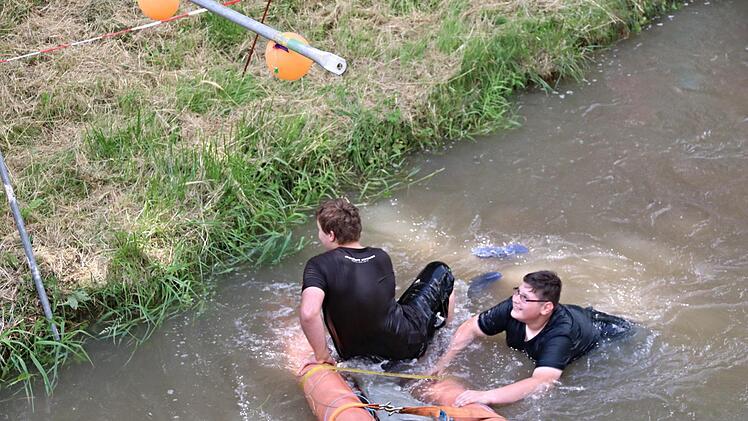 Ihrem Teamnahmen "U-Boot" machten Oilver und Laurin alle Ehre. Sie tauchten im Wasser des Alsterbaches ab. Helmut Will