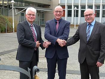 Gerhard Schmid (Mitte) wurde von den Vertretern der Regierung Stefan Kuen (links) und Klaus Vietze (rechts) offiziell in sein Amt eingeführt.Foto: Lothar Weidner
