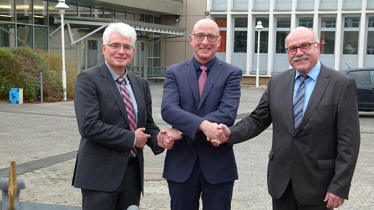 Gerhard Schmid (Mitte) wurde von den Vertretern der Regierung Stefan Kuen (links) und Klaus Vietze (rechts) offiziell in sein Amt eingeführt.Foto: Lothar Weidner