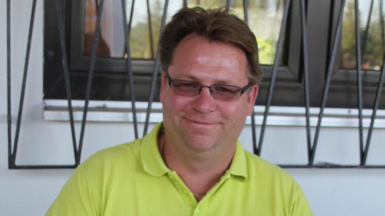 Kay-Tassilo Pauli von den Wanderfreunden Katschenreuth registrierte die Wanderer.  Foto: Sonny Adam