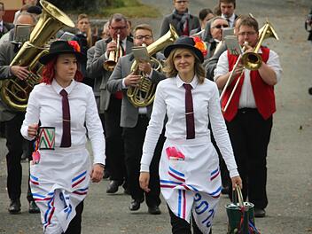 Auch die beiden Kellnerinnen Teresa Büttner und Jasmin Fröba zogen beim Trachtenaufzug  mit. Foto: Veronika Schadeck