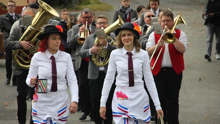Auch die beiden Kellnerinnen Teresa Büttner und Jasmin Fröba zogen beim Trachtenaufzug  mit. Foto: Veronika Schadeck
