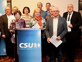Hans Mönius (3. v. r.) im Kreis der Geehrten Foto: Johanna Blum