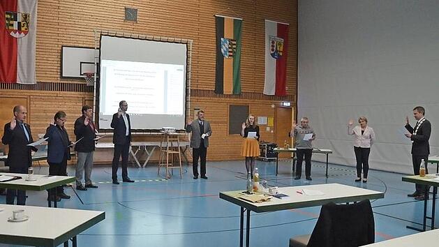 Die neuen Mitglieder des Rödentaler Stadtrates leisten ihren Eid (von links): Hartmut Kraemer (FW), Helmut Riedel (SPD), Holger Pechauf (FW), Dr. Wolfgang Hacker (CSU), Robert Göpfert (FW), Maria Preissler (FW), Klaus Taubmann (AfD), Susanne Polz (Grüne) und Bürgermeister Marco Steiner, der die Eidesformel vorspricht. Foto: Rainer Lutz