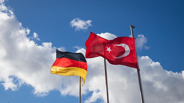 Deutsche und t&uuml;rkische Fahne