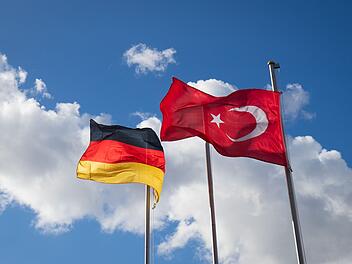 Deutsche und türkische Fahne