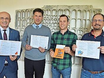 Landrat Wilhelm Schneider (links), Werner Mahr, Leiter des Fachbereichs Öffentliche Sicherheit und Ordnung (rechts), Andre Kuhn, Sachbearbeiter Katastrophenschutz (2. von rechts) sowie Jürgen Wolf, Leiter der Führungsgruppe Katastrophenschutz, zum...