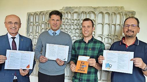 Landrat Wilhelm Schneider (links), Werner Mahr, Leiter des Fachbereichs Öffentliche Sicherheit und Ordnung (rechts), Andre Kuhn, Sachbearbeiter Katastrophenschutz (2. von rechts) sowie Jürgen Wolf, Leiter der Führungsgruppe Katastrophenschutz, zum...