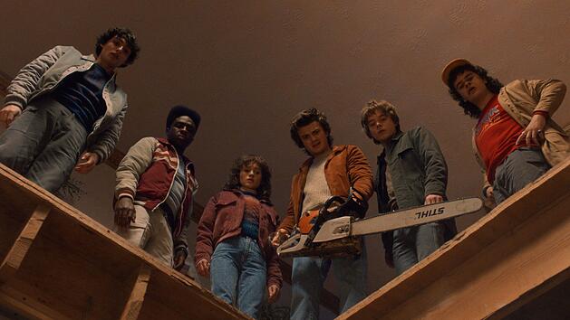 In der verschlafenen Kleinstadt Hawkins sind die kecken Kinder von einst zu Jugendlichen (von links: Finn Wolfhard, Caleb McLaughlin, Natalia Dyer, Joe Keery, Charlie Heaton, Gaten Matarazzo) herangewachsen und wehren sich mit dem passenden Werkzeug gegen die Monster der Schattenwelt.