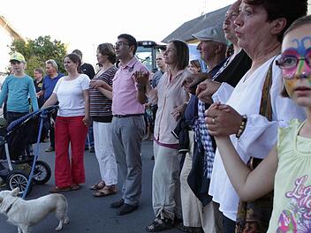 Nach dem multireligiösen Friedensgebet nahmen sich die Teilnehmer an der Protestkundgebung der Bürgerinitiative "Schwarzach ist bunt" an die Hand. Fotos: Barbara Herbst