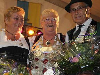Sie freuten sich über ihre Titel: Erste Ritterin Doris Straßner, Schützenkönigin Maria Trinkwalter und Zweiter Ritter, Walter Müller. Fotos: Veronika Schadeck