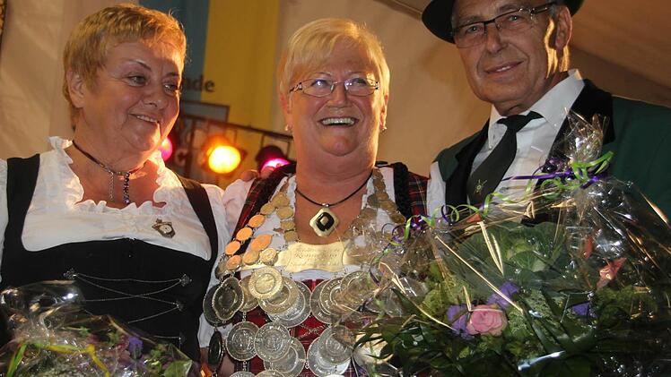 Sie freuten sich über ihre Titel: Erste Ritterin Doris Straßner, Schützenkönigin Maria Trinkwalter und Zweiter Ritter, Walter Müller. Fotos: Veronika Schadeck