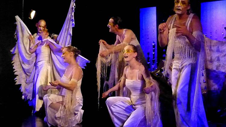 Menschenpaare im Elfenreich: verwirrt, erstaunt, wie aus einem Traum erwachend - die Shakespeare Company Berlin verzauberte das Publikum im restlos ausverkauften Kurtheater.  Foto: Ahnert