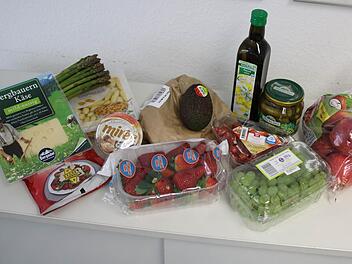 Ein kleiner Einkauf zeigt, dass kein einziges Lebensmittel ohne Müll auskommt. Nur die Avocado ist nicht verpackt, aber mit einem Aufkleber auch nicht frei von Müll.  Fotos: Friederike Stark