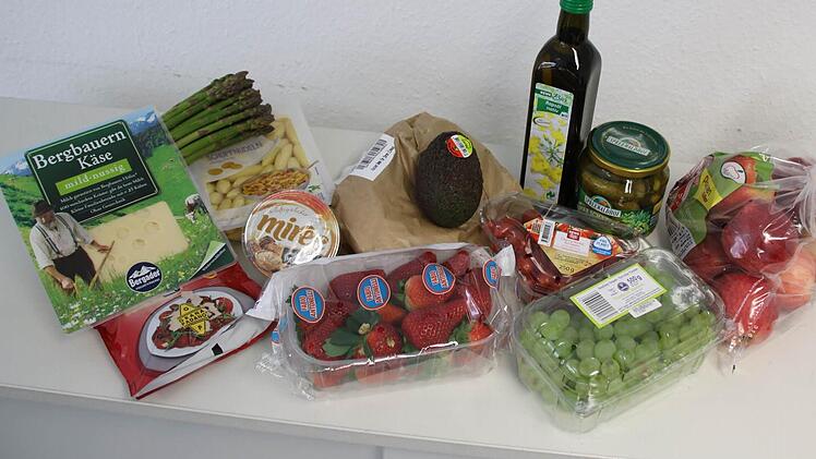 Ein kleiner Einkauf zeigt, dass kein einziges Lebensmittel ohne Müll auskommt. Nur die Avocado ist nicht verpackt, aber mit einem Aufkleber auch nicht frei von Müll.  Fotos: Friederike Stark