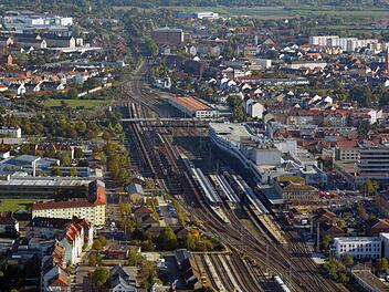 Der Bahnausbau droht Bamberg zu spalten: Kann ein Tunnel helfen? Dadurch entstünde auf der Bahnlinie im Süden der Stadt ein Park.  Foto: Ronald Rinklef