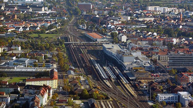 Der Bahnausbau droht Bamberg zu spalten: Kann ein Tunnel helfen? Dadurch entstünde auf der Bahnlinie im Süden der Stadt ein Park.  Foto: Ronald Rinklef