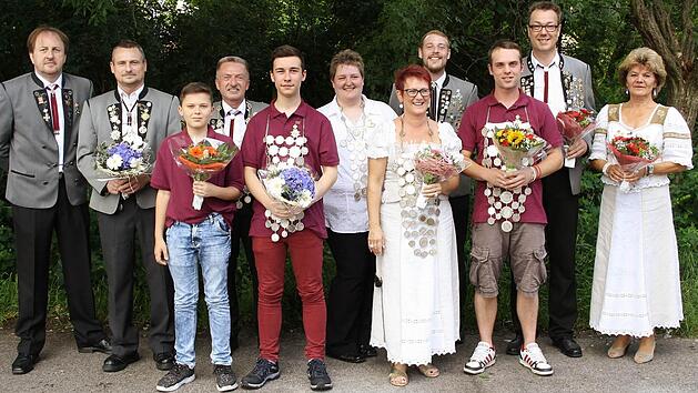 Die neuen Majest&auml;ten (von links): Reinhold Tischler, Werner Deuerling, Julian Hensel, Walter Behr, Florian Winkler, Melanie Moroskow, Roswitha Behr, Tobias Link, Sascha B&ouml;hm, Klaus Hoopmann und Doris Wachter  Foto: privat