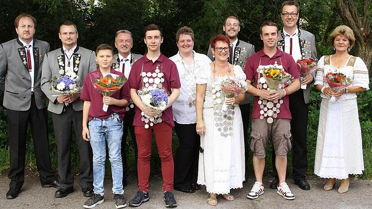 Die neuen Majestäten (von links): Reinhold Tischler, Werner Deuerling, Julian Hensel, Walter Behr, Florian Winkler, Melanie Moroskow, Roswitha Behr, Tobias Link, Sascha Böhm, Klaus Hoopmann und Doris Wachter  Foto: privat