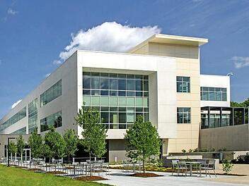 Das neue Verwaltungsgebäude am Schaeffler-Standort in Fort Mill, South Carolina, bietet moderne Büroarbeitsplätze, ein Konferenzzentrum und ein Betriebsrestaurant.  Foto: Schaeffler