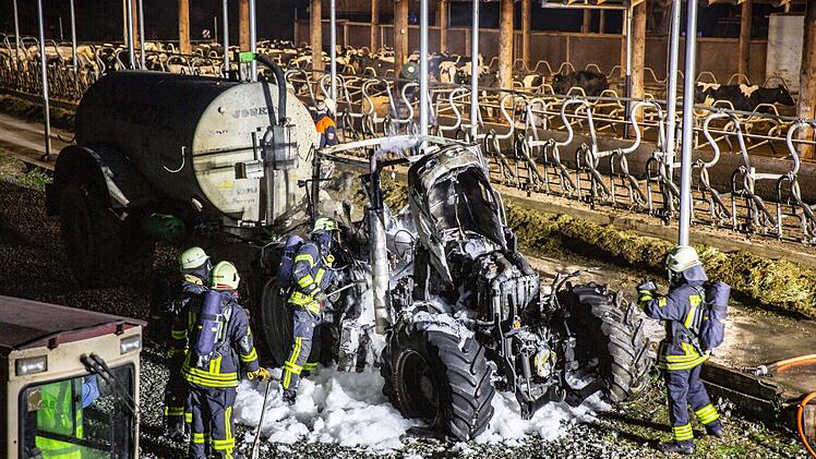 Auf einem Bauernhof in Unterfranken geriet am Montagabend ein Traktor in Brand. Foto: René Ruprecht