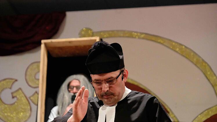 Ist das Beichten aus der Mode gekommen? Gott (im Hintergrund) sieht alles. Foto: Gerd Schaar