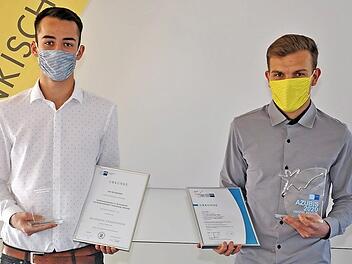 Nils Weilh&ouml;fer (links) und Luca Zei&szlig; mit ihren Urkunden und Preisen  Foto: Frauke Barnofsky/Fr&auml;nkische Rohrwerke