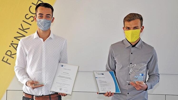 Nils Weilh&ouml;fer (links) und Luca Zei&szlig; mit ihren Urkunden und Preisen  Foto: Frauke Barnofsky/Fr&auml;nkische Rohrwerke