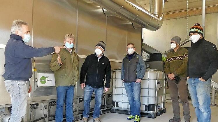 Die Besucher aus Herzogenaurach lassen sich von Uwe Kallert (links) die Anlage in Mausdorf erl&auml;utern.